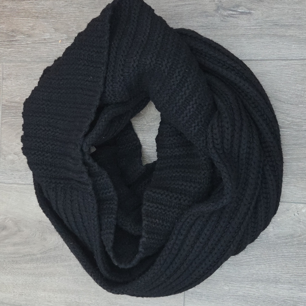 Banana Republic Black Knit Circle Scarf Multi Yarn Sweater Knit 31×14